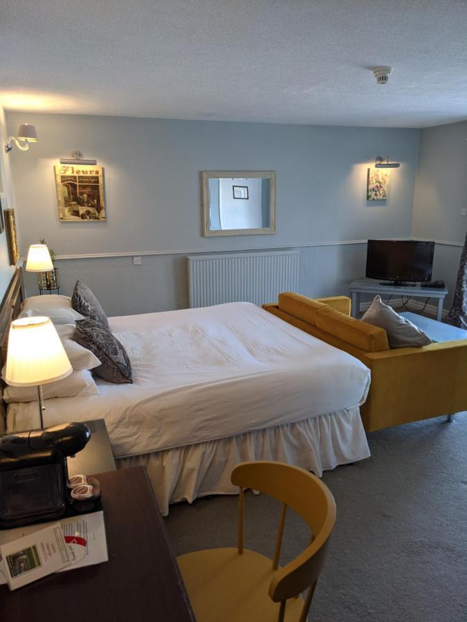 Manor Court Hotel Carnaby Bagian luar foto