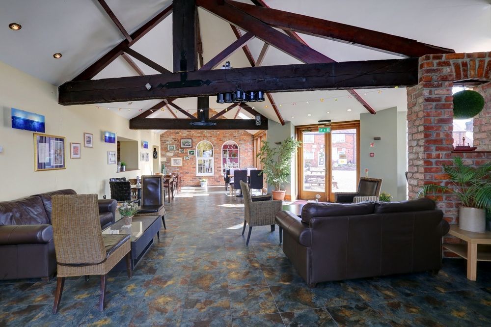 Manor Court Hotel Carnaby Bagian luar foto