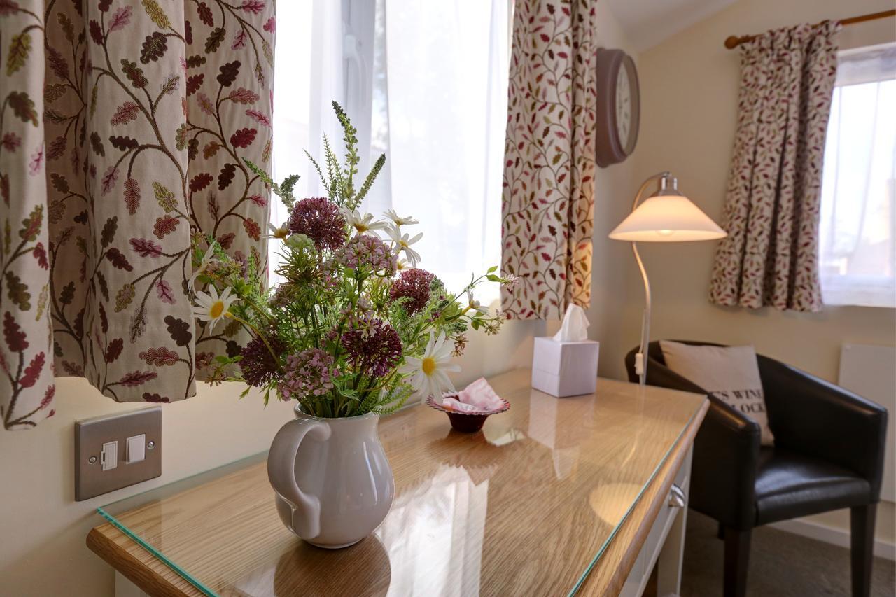 Manor Court Hotel Carnaby Bagian luar foto
