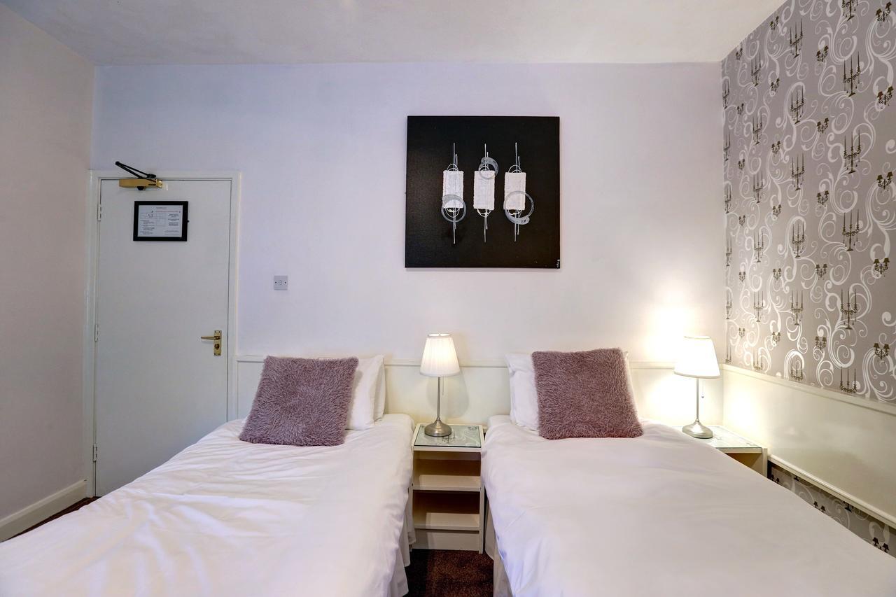 Manor Court Hotel Carnaby Bagian luar foto